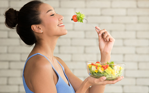 Duy trì chế độ ăn uống hợp lý sẽ giúp bạn giảm mỡ bụng nhanh hơn