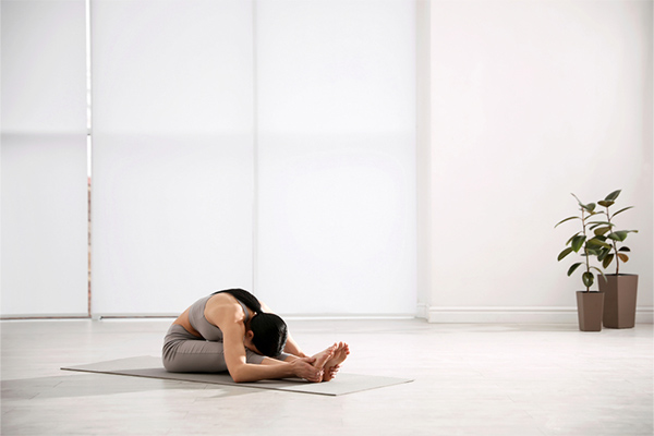Tư thế yoga nằm gập người giảm mỡ bụng
