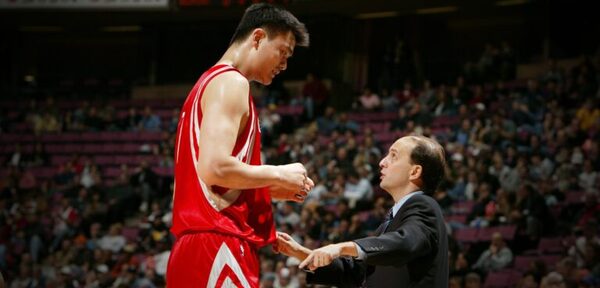 Cầu thủ bóng rổ Yao Ming chiều cao vượt trội