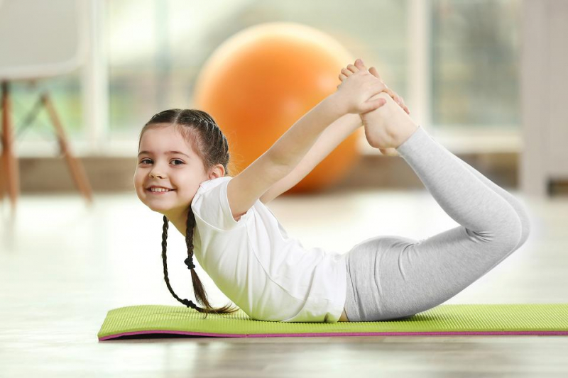 Trẻ em tập yoga 