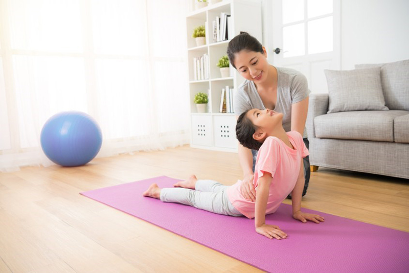Tập cho trẻ tư thế rắn hổ mang 