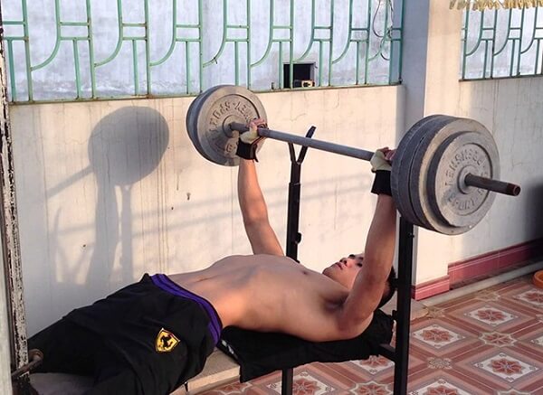 Hoàn thiện và gắn đệm vào ghế tập tạ