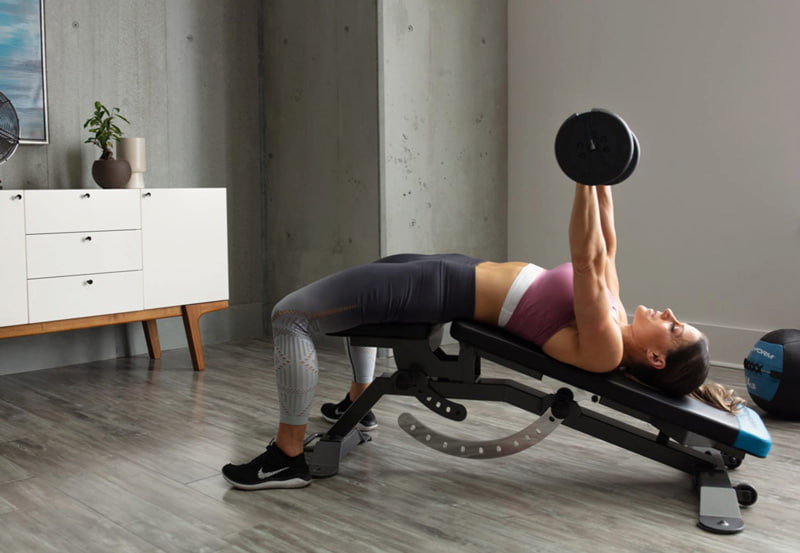 Bài tập đẩy tạ trên ghế tập bụng