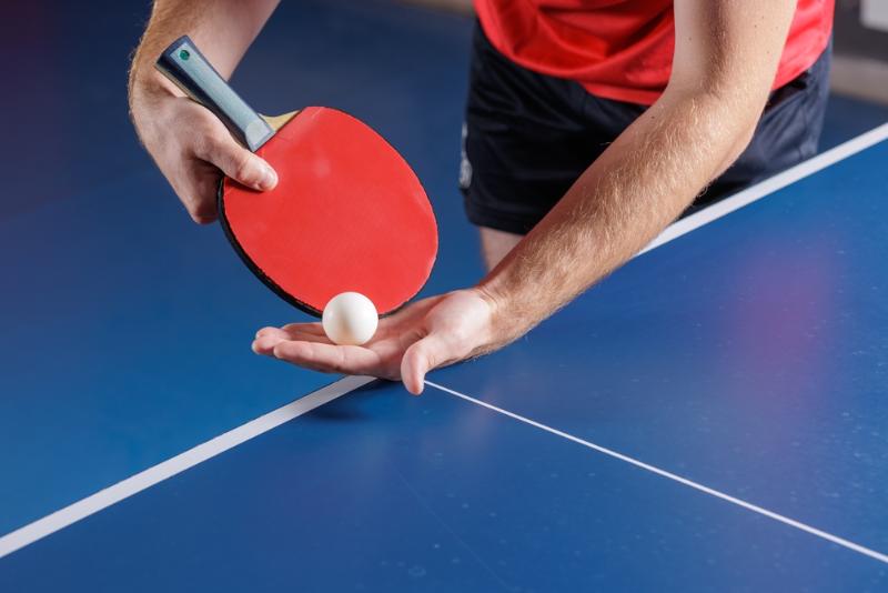 Khi thực hiện kỹ thuật ve bóng bàn cần chú ý đến điểm tiếp xúc bóng, giữ tư thế và di chuyển linh hoạt,….